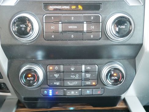 Used 2019 Ford F150 Lariat w/ Equipment Group 502A Luxury AWD/4WD image 20