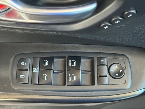 Used 2019 Jeep Cherokee Trailhawk AWD/4WD image 12