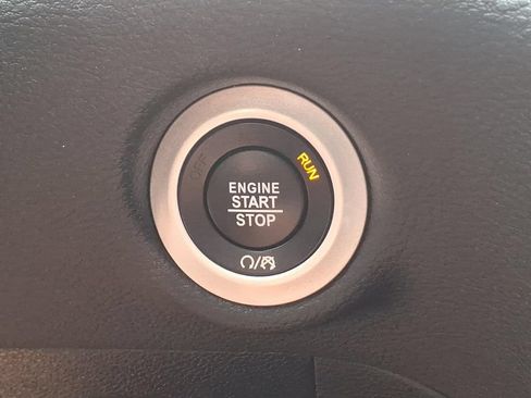 Used 2025 Chrysler Pacifica Limited FWD image 32