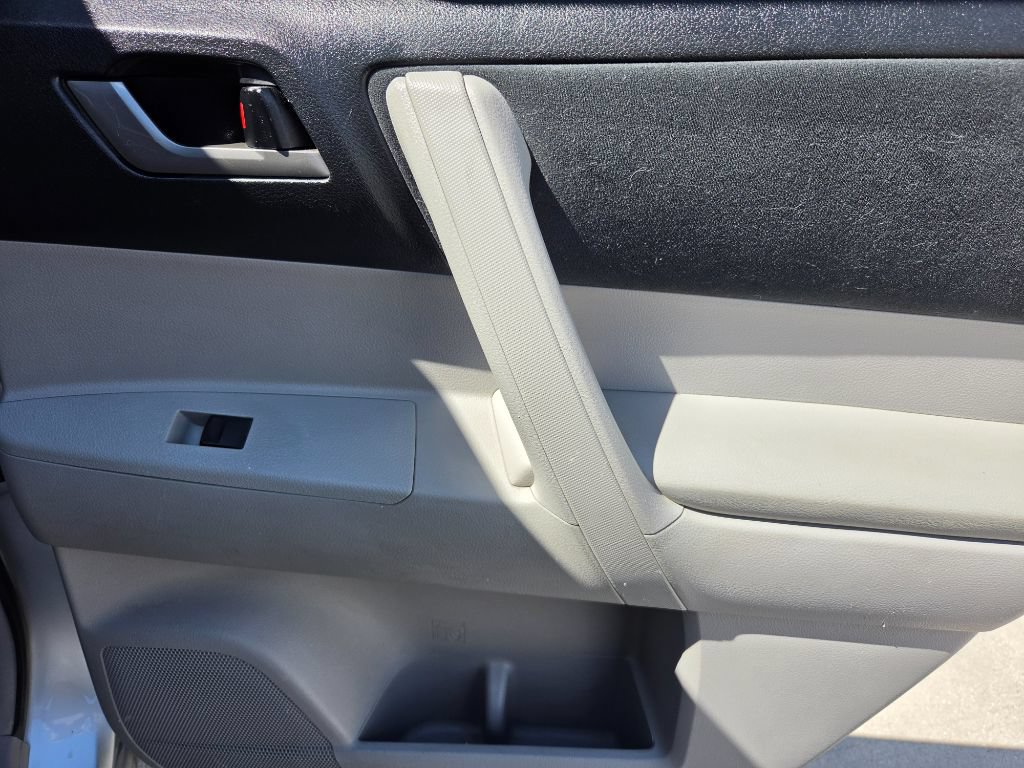 Used 2013 Toyota Highlander Plus FWD image 33