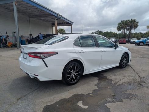 Used 2024 Toyota Camry SE image 3