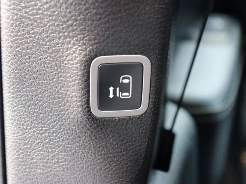 Used 2026 Chrysler Pacifica Limited FWD image 33