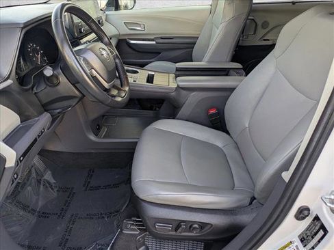 Used 2024 Toyota Sienna XLE image 16