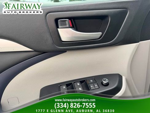 Used 2019 Toyota Highlander XLE FWD image 16
