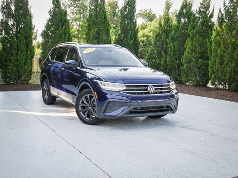 Used 2022 Volkswagen Tiguan SE AWD/4WD image 2