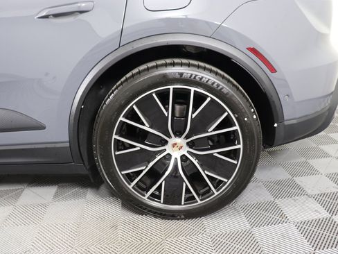 Certified 2025 Porsche Macan Electric image 11