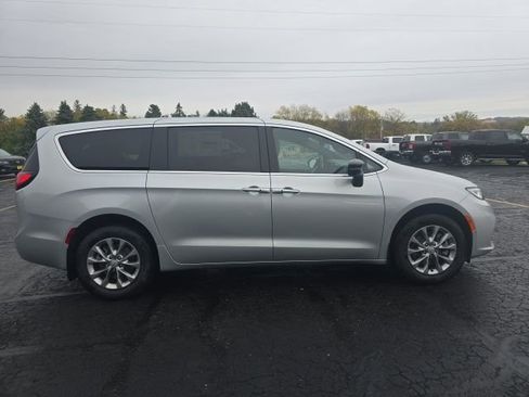 New 2026 Chrysler Pacifica Select AWD/4WD image 8