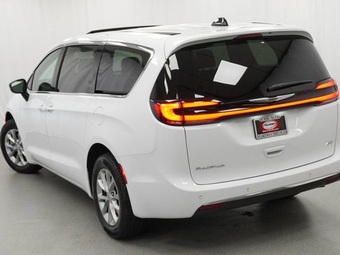 Certified 2025 Chrysler Pacifica Select AWD/4WD image 12