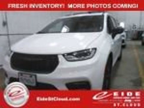 Used 2025 Chrysler Pacifica Limited image 1