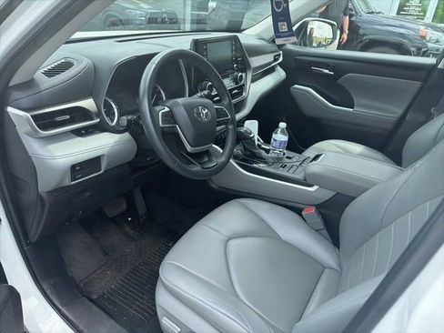 Used 2022 Toyota Highlander XLE AWD/4WD image 13