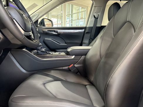 New 2026 Toyota Highlander Limited image 11