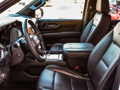 Used 2025 GMC Yukon Denali image 32