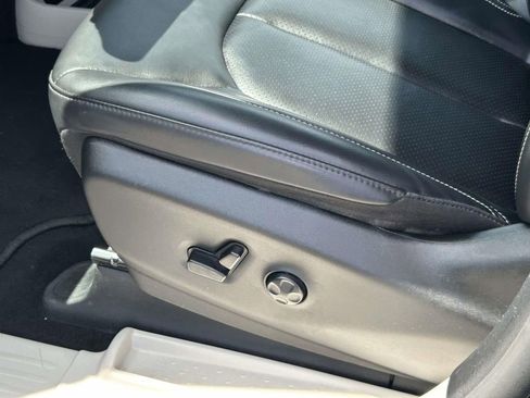 Used 2023 Chrysler Pacifica Touring-L FWD image 18