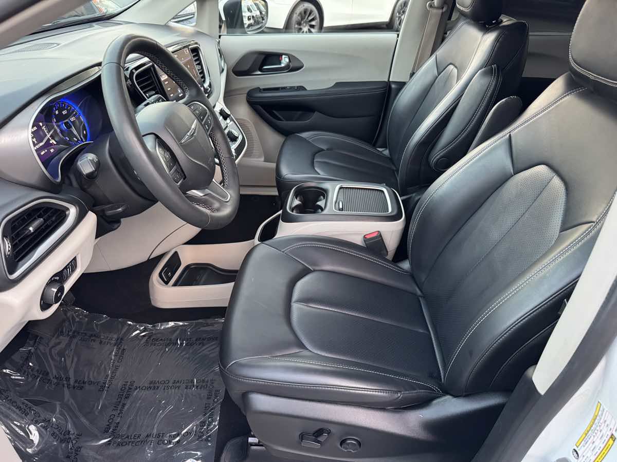 Used 2023 Chrysler Pacifica Touring-L FWD image 26