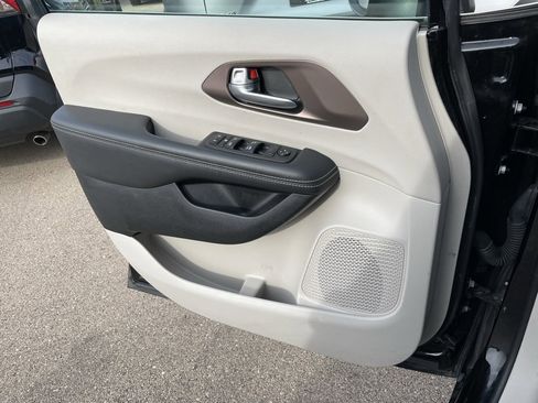 Used 2024 Chrysler Voyager LX image 48