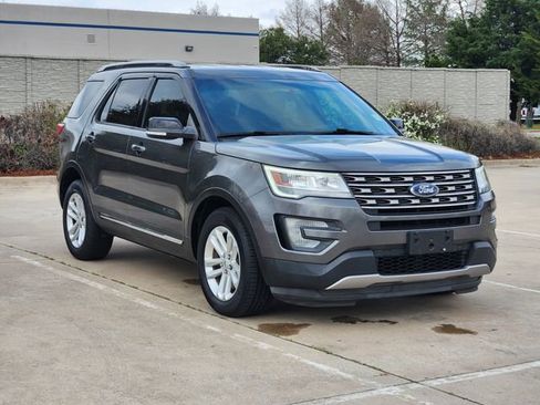 Used 2017 Ford Explorer XLT w/ Equipment Group 201A image 3