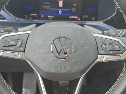 Used 2023 Volkswagen Taos SE w/ Panoramic Sunroof Package FWD image 13