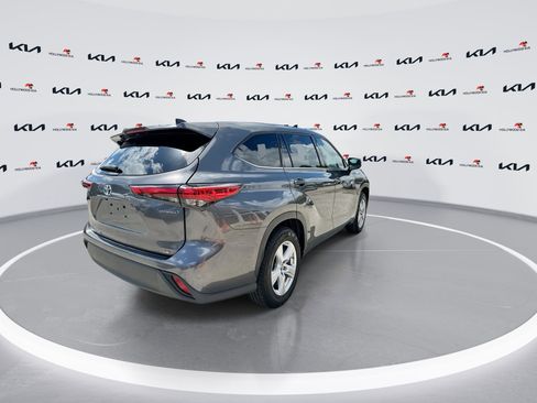 Used 2022 Toyota Highlander LE image 8