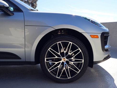 Certified 2025 Porsche Macan image 11