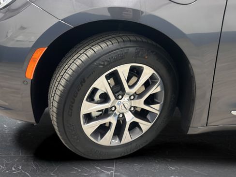 Used 2023 Chrysler Pacifica Pinnacle FWD image 40