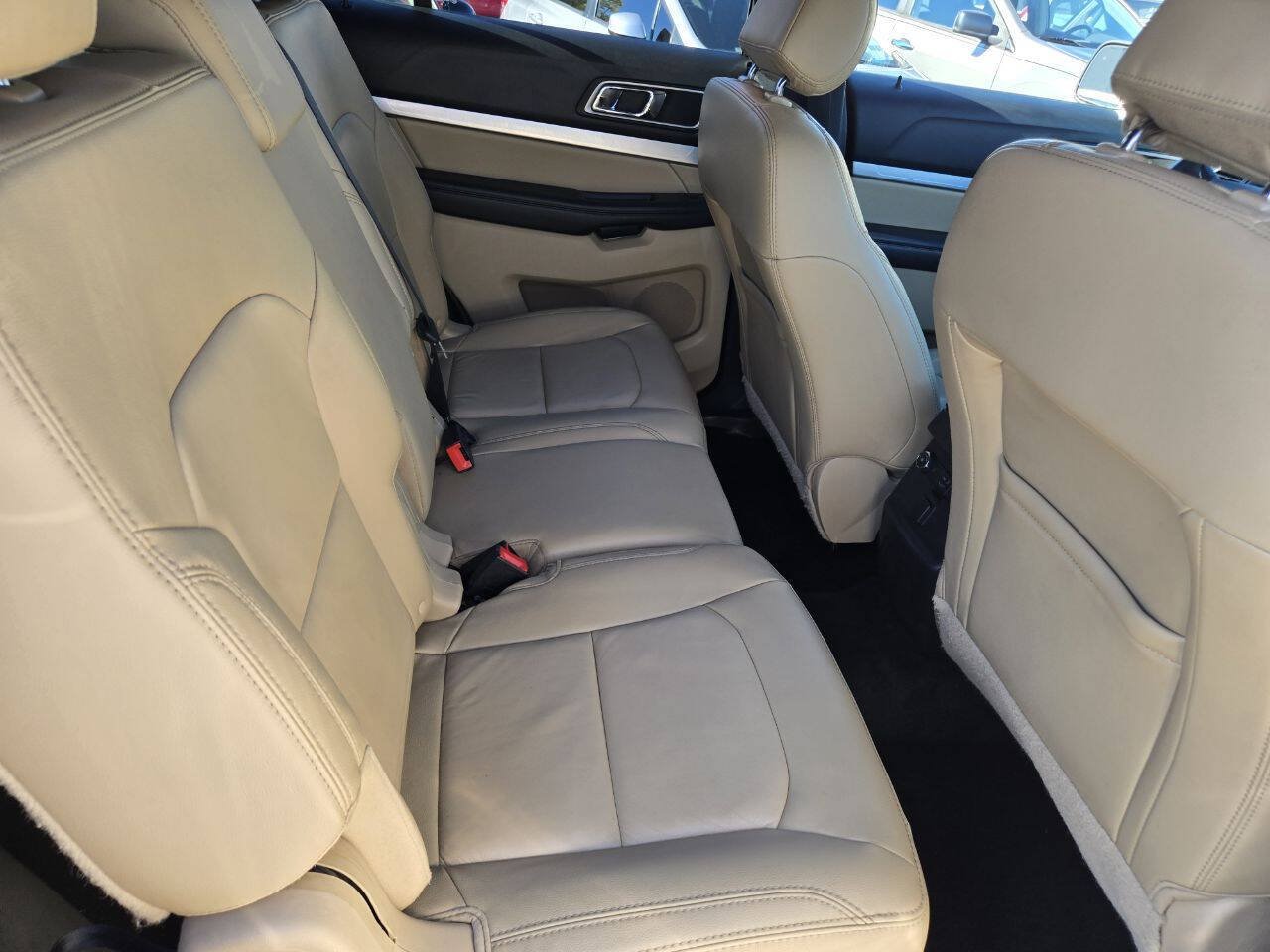 Used 2017 Ford Explorer XLT w/ Equipment Group 202A AWD/4WD image 31