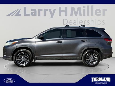 Used 2019 Toyota Highlander XLE AWD/4WD image 2