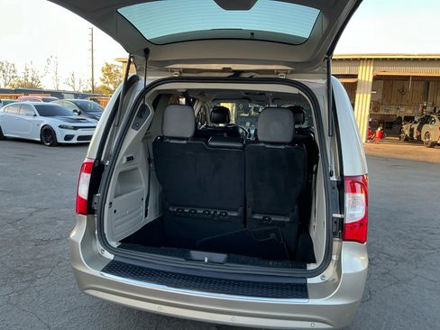 Used 2016 Chrysler Town & Country Limited image 26