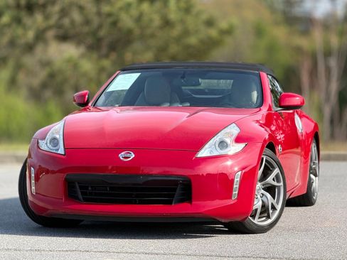Used 2017 Nissan 370Z Touring Sport image 2