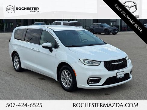 Used 2023 Chrysler Pacifica Touring-L FWD image 1