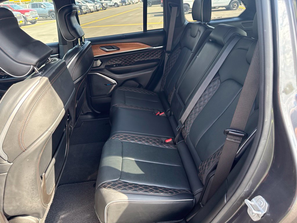 Used 2025 Jeep Grand Cherokee Summit AWD/4WD image 17