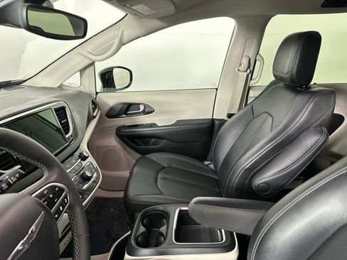 Certified 2024 Chrysler Pacifica Touring-L FWD image 22