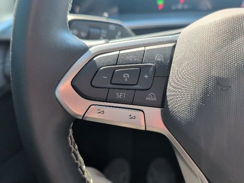Used 2025 Volkswagen Tiguan SE FWD image 19