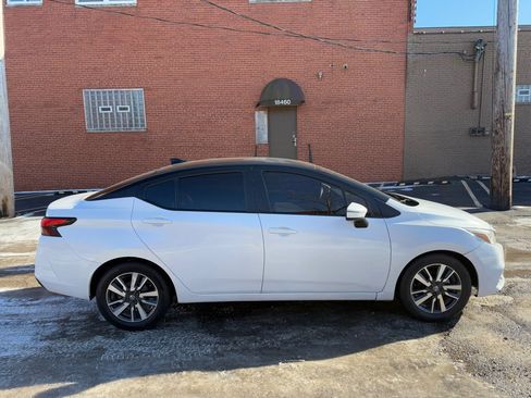 Used 2020 Nissan Versa SV image 2