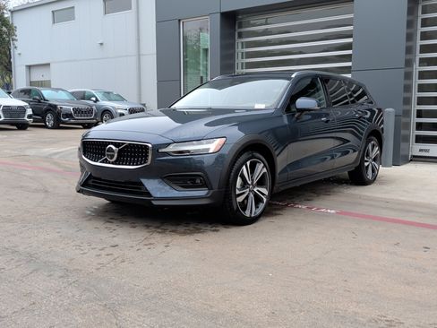 Used 2025 Volvo V60 B5 Cross Country Plus image 5