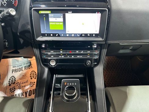 Used 2017 Jaguar F-PACE R-Sport image 36