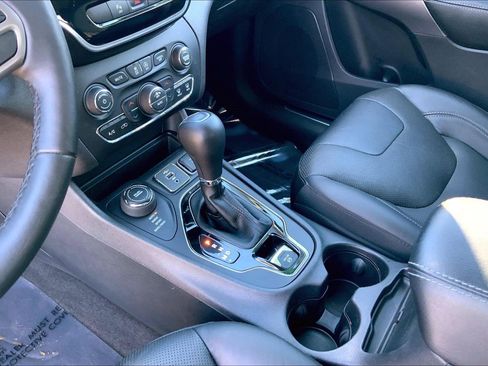 Used 2019 Jeep Cherokee Limited image 14