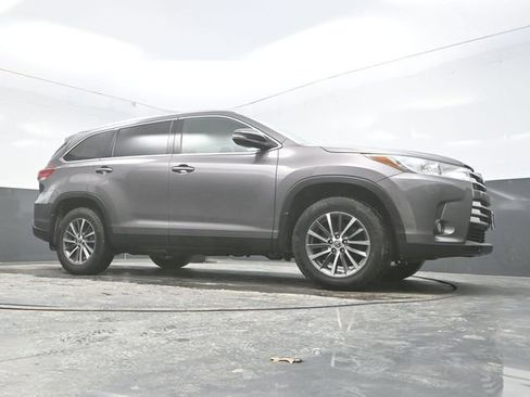Used 2019 Toyota Highlander XLE image 28