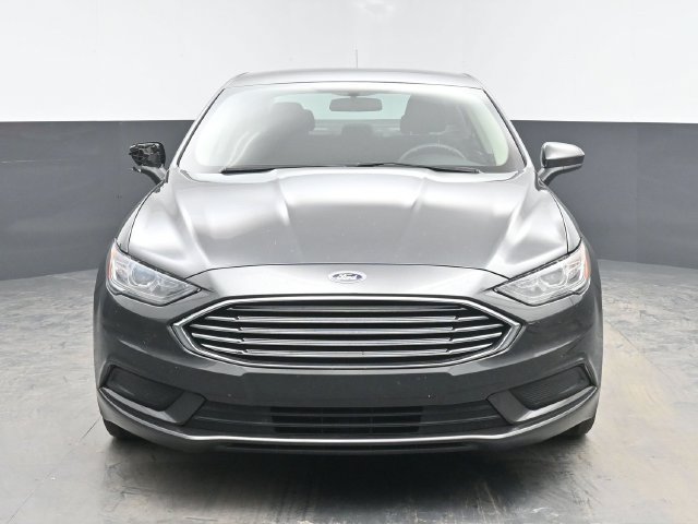 Used 2017 Ford Fusion SE w/ Fusion SE Technology Package FWD image 3