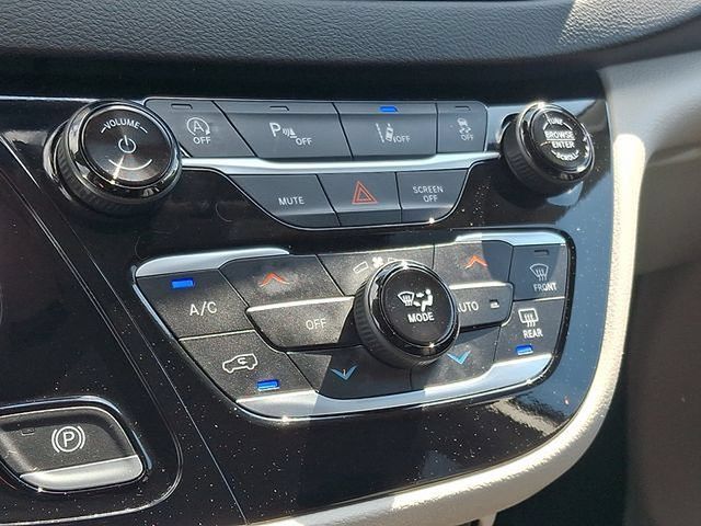 Used 2024 Chrysler Pacifica Touring-L FWD image 16