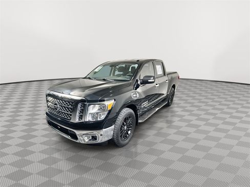 Used 2017 Nissan Titan SV image 4