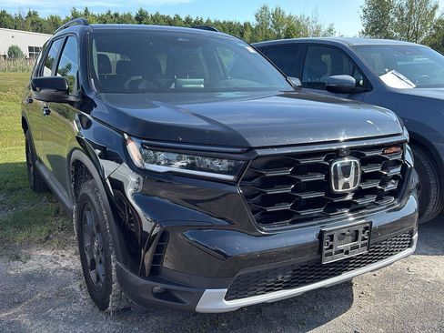 Used 2025 Honda Pilot TrailSport image 2