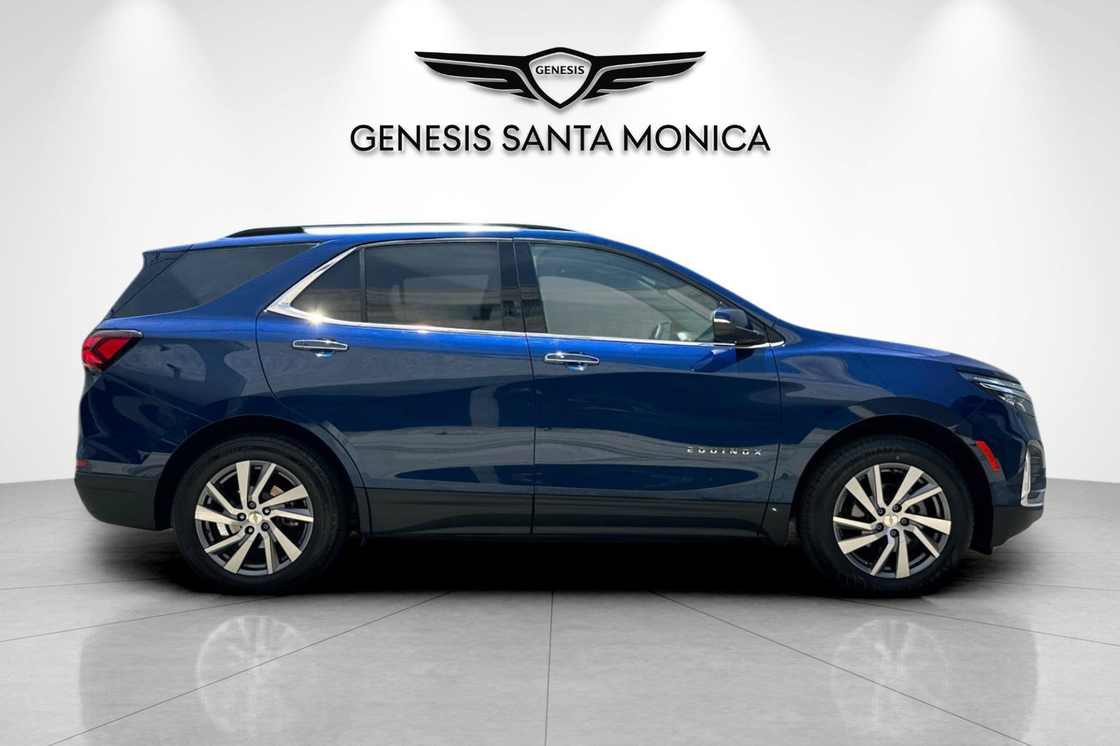 Used 2023 Chevrolet Equinox Premier AWD/4WD image 2