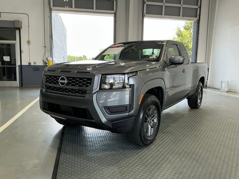 Used 2025 Nissan Frontier SV RWD image 2