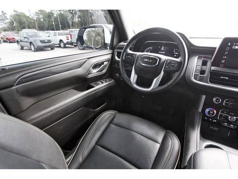 Used 2024 GMC Yukon XL SLT w/ SLT Luxury Package image 10