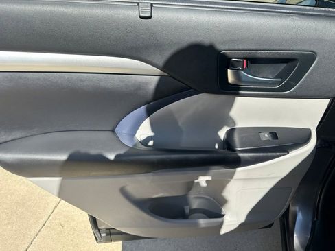 Used 2019 Toyota Highlander XLE AWD/4WD image 21