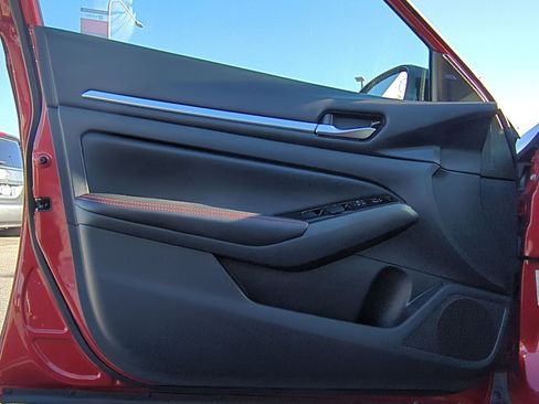 Used 2024 Nissan Altima 2.5 SR image 14