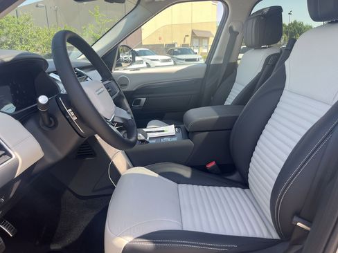 New 2025 Land Rover Discovery Metropolitan Edition image 4