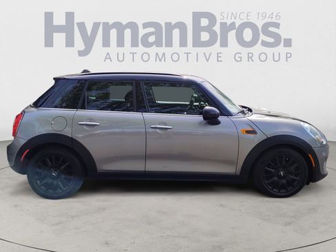 Used 2018 MINI Cooper 4-Door Hardtop image 2