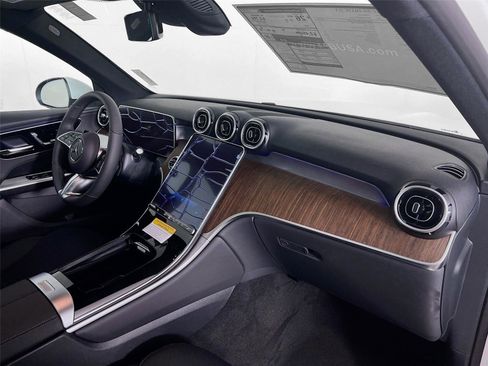 Used 2025 Mercedes-Benz GLC 300 4MATIC image 24