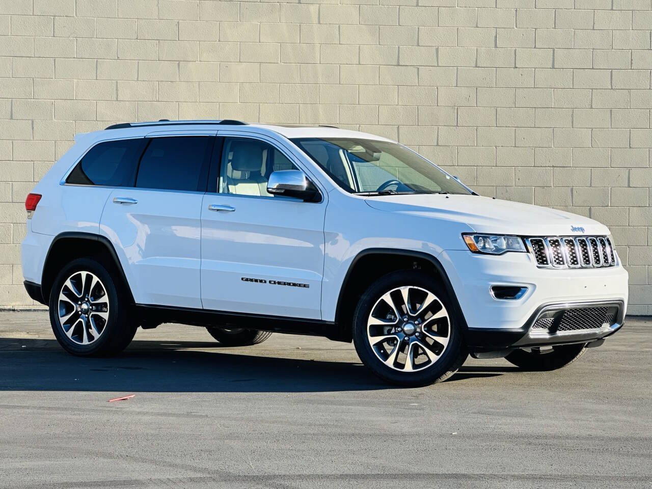 Used 2018 Jeep Grand Cherokee Limited AWD/4WD image 2